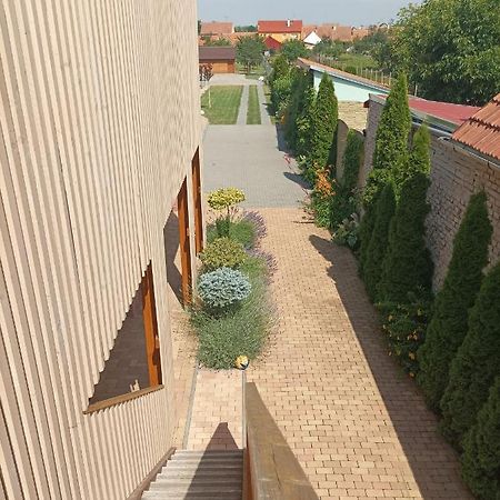 Penzion Venkovsky Dvur Hlohovec Exterior photo